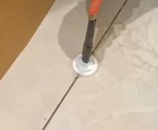 西宁市瓷砖空鼓维修公司专业解答瓷砖在铺贴过程中，如果没有涂抹均匀到位的粘结材料（如水泥砂浆或瓷砖胶），可能会导致以下问题