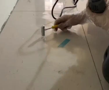 西宁市瓷砖开裂维修公司专业分享瓷砖在铺贴前如果没有沥干水分，将会导致以下问题