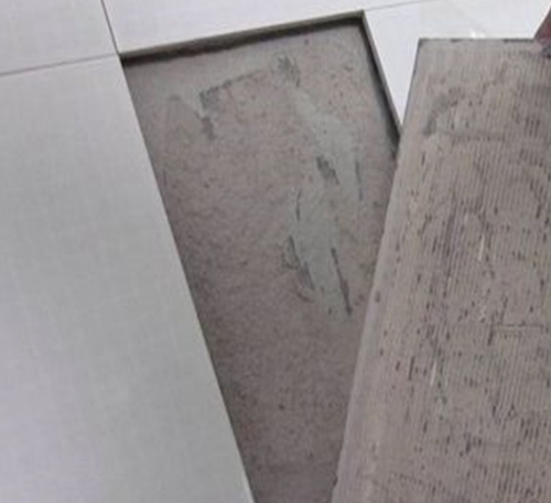 西宁市瓷砖空鼓维修公司分享瓷砖铺贴时如果打浆（即涂抹在瓷砖背面和基层上的砂浆或瓷砖胶）过少，会带来以下问题